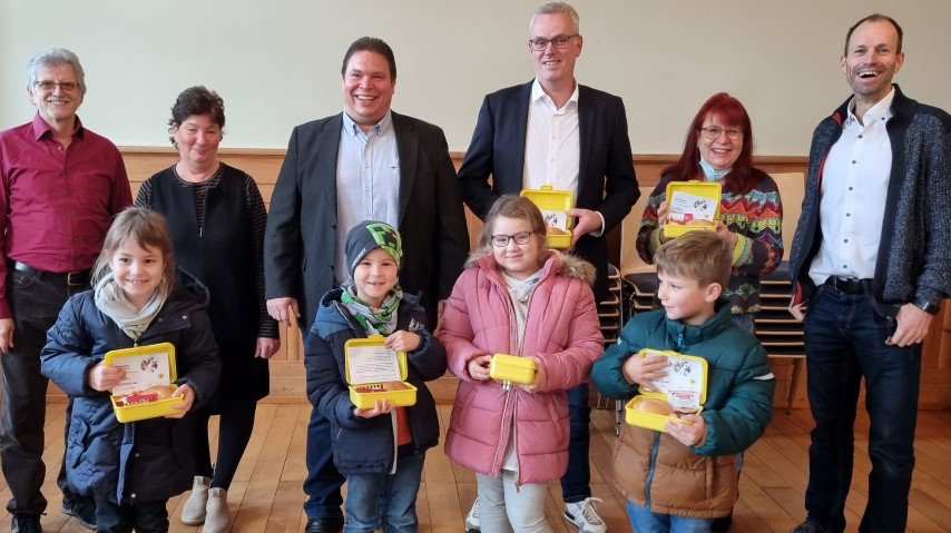 Das Bild zeigt von lins Imker Herber Klahn, Regionalmanagerin  der Bio-Musterregion Ruth Weniger, Bürgermeister Markus Haas, Leiter der Marketingkommunikation der MOSCA GmbH Frank Mutschler, Schulsekretärin Gudrun Kirschenlohr sowie Schulleiter der Winterhauchgrundschule Waldbrunn Ulrich Schöpwinkel