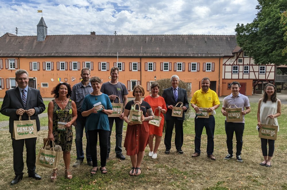 Unser Bild zeigt von links: Landrat Dr. Achim Brötel, Marion Schmidt-Kowalke ( GenussRegion Neckar-Odenwald), Andy und Selma Troißler (Fritze Beck), Michael Schiffmann (Odenwälder BioInsel), Melanie Türk (foto+grafik Respondek), Regionalmanagerin Ruth Weniger, Bürgermeister Thomas Ludwig, Ullrich Herrmann (Bioland Imkerei Herrmann), Tobias Münch (Regiobox Schlierstadt) und Jenny Damico (Hof Heilig