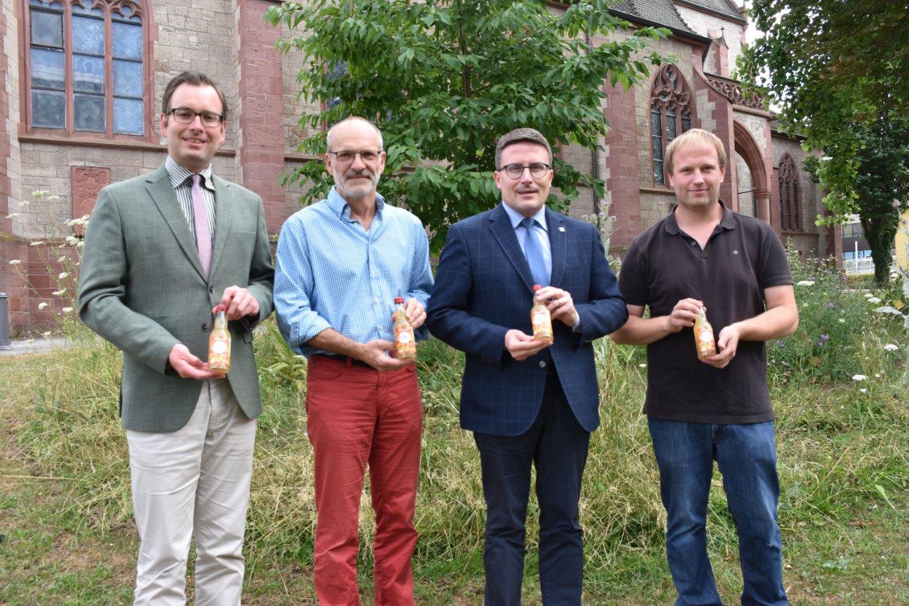 Erster Landesbeamter Florian Busch, Henry Mühlbauer, Vorsitzender des Tauberländer Bio-Streubobstwiesen e.V., Landrat Christoph Schauder und Regionalmanager Stefan Fiedler (von links) präsentieren den „Apfelspritzer“.