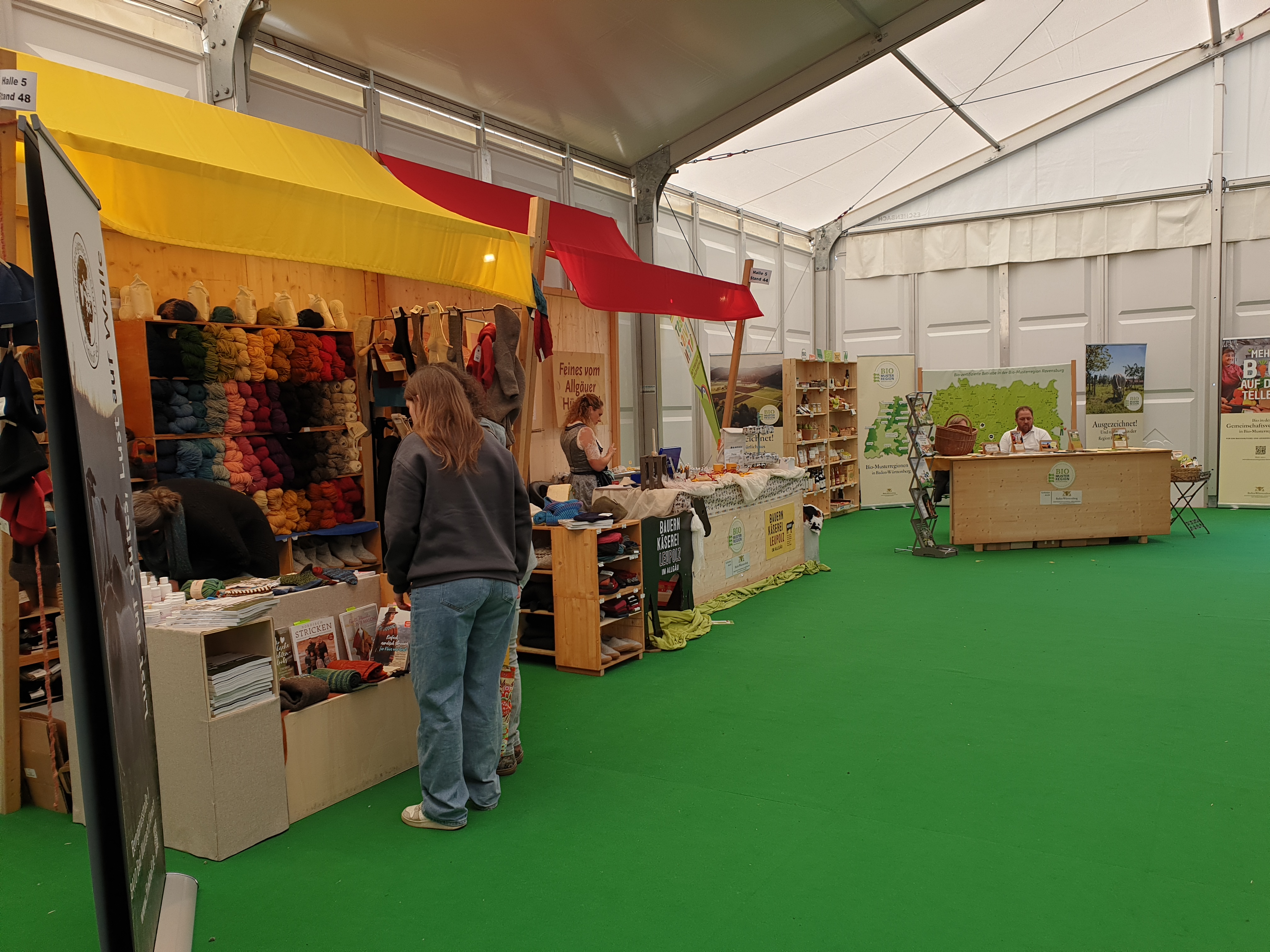 Man sieht den Stand der Schäferei Finkhof und der Bauernkäserei Leupolz