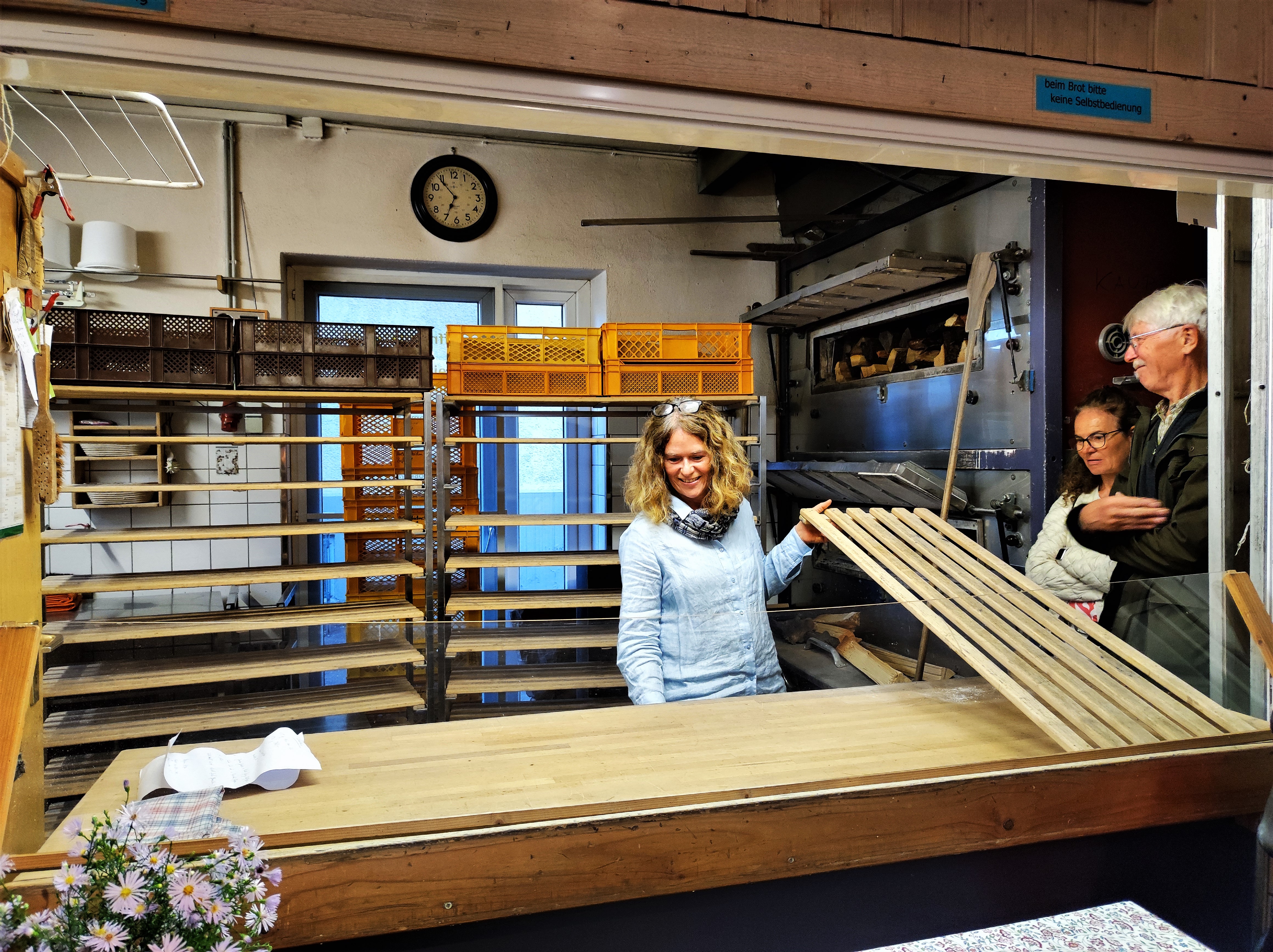 Judith Gebhardt zeigt wie die Brote an den Verkaufstagen in der Bäckerei den Kunden präsentier werden. 