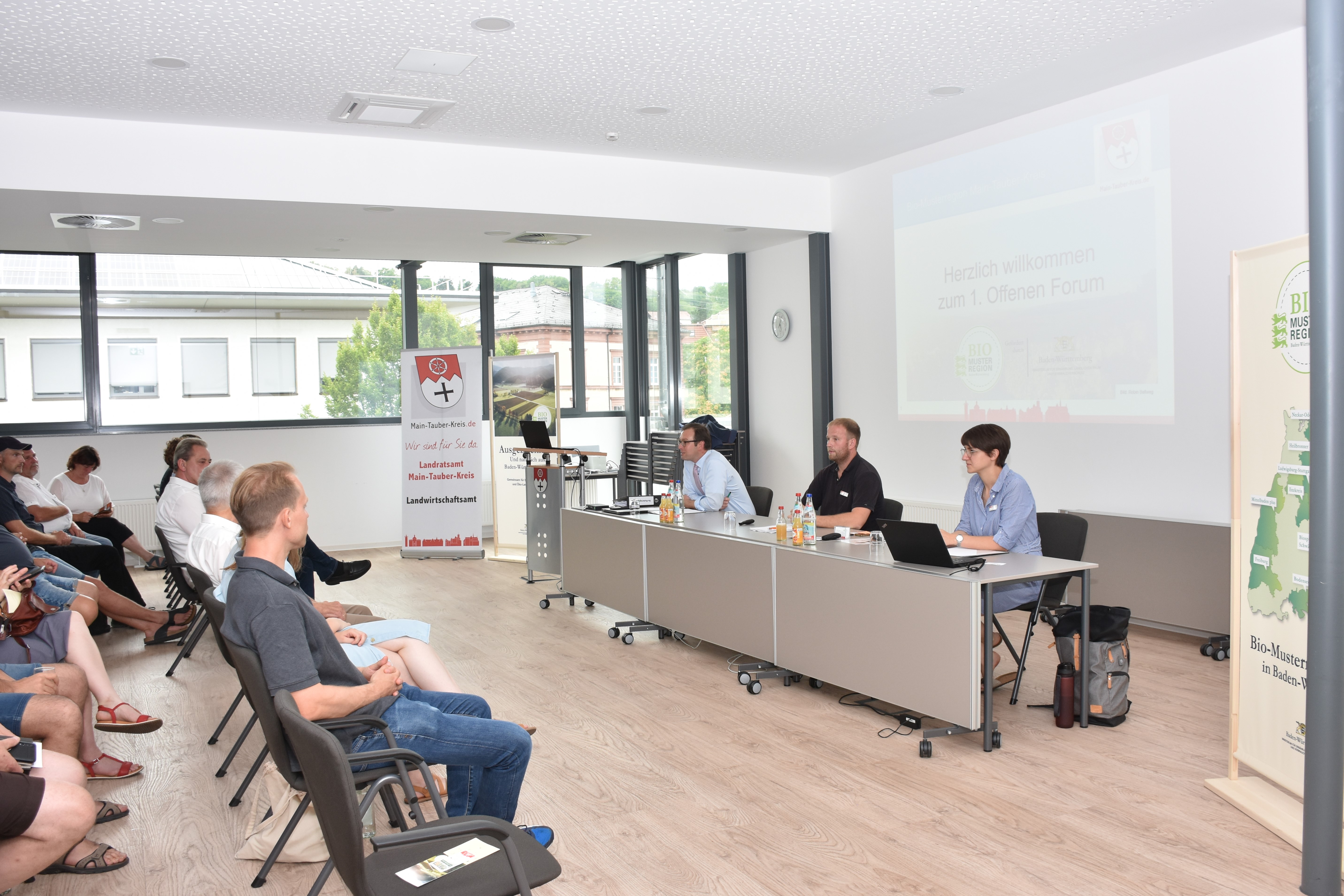 Erster Landesbeamter Florian Busch (links) begrüßte die Besucherinnen und Besucher des ersten Offenen Forums der Bio-Musterregion. Stefan Fiedler (Mitte), Regionalmanager der Bio-Musterregion Main-Tauber-Kreis, gab spannende Einblicke in seine tägliche Arbeit. Die Leiterin des Landwirtschaftsamtes, Jennifer Düchs, freute sich über zahlreiche Interessierte. 